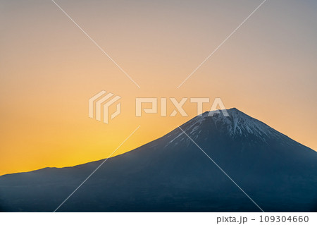 【静岡県】田貫湖から見る朝焼けの富士山 109304660