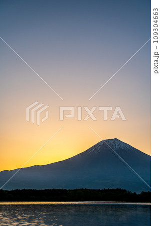 【静岡県】田貫湖から見る朝焼けの富士山 109304663