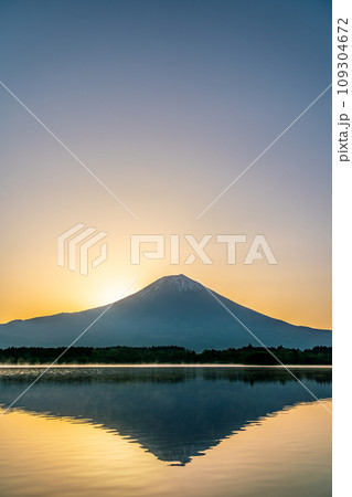 【静岡県】田貫湖から見る朝焼けの富士山 109304672