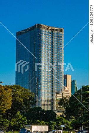 東京都千代田区丸の内のビル街 109304777