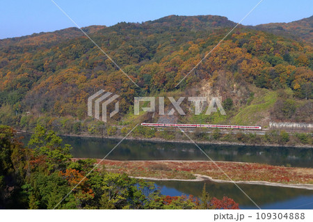高梁川の紅葉と伯備線特急やくも号(381系電車:岡山⇔出雲市) 高梁川の紅葉と伯備線特急やくも号(381系電車:岡山⇔出雲市) 109304888