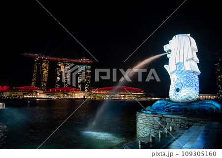 マーライオンがプロジェクションマッピングされているシンガポールのとても美しい夜景 109305160