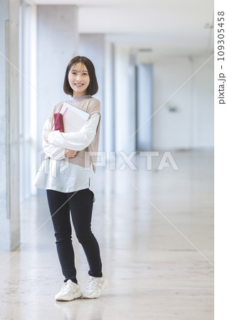 大学の廊下でほほ笑む女子大生　撮影協力：有明教育芸術短期大学 109305458
