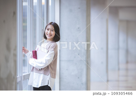 大学の廊下でほほ笑む女子大生 撮影協力:有明教育芸術短期大学 大学の廊下でほほ笑む女子大生 撮影協力:有明教育芸術短期大学 109305466
