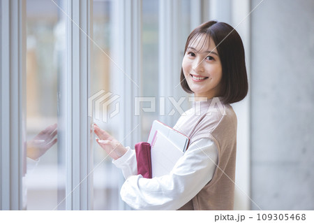 大学の廊下でほほ笑む女子大生 撮影協力:有明教育芸術短期大学 大学の廊下でほほ笑む女子大生 撮影協力:有明教育芸術短期大学 109305468