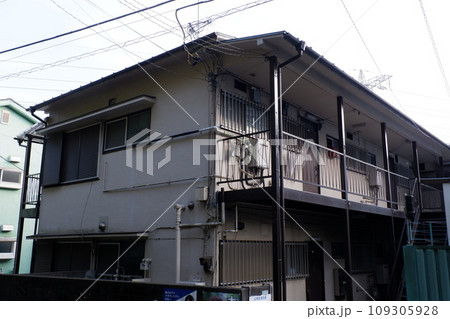 モルタル造りのアパート モルタル造りのアパート 109305928
