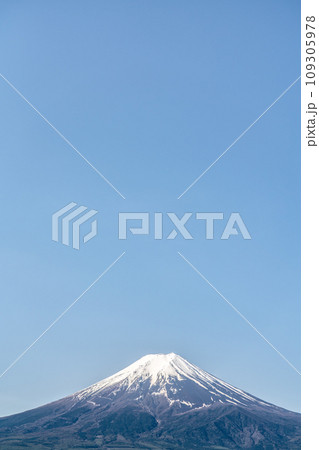 春の青空と冠雪した富士山 春の青空と冠雪した富士山 109305978