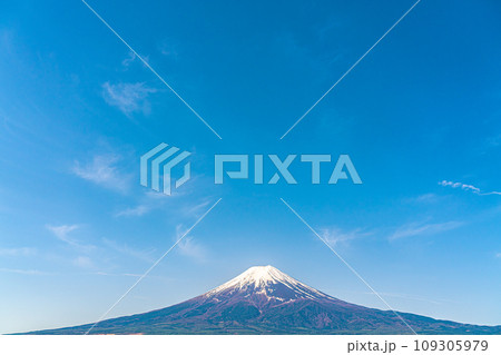春の青空と冠雪した富士山 109305979