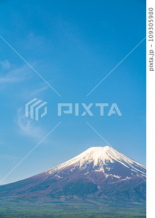 春の青空と冠雪した富士山 春の青空と冠雪した富士山 109305980