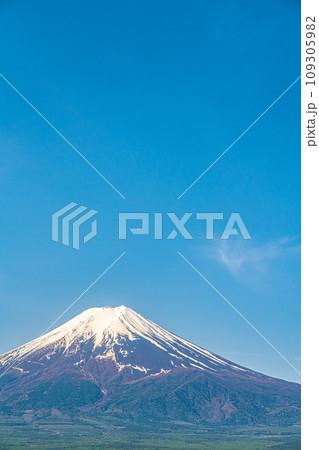 春の青空と冠雪した富士山 春の青空と冠雪した富士山 109305982