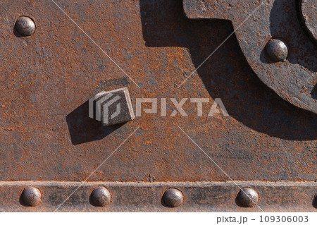 Rusty ancient details of a mortar gun 109306003