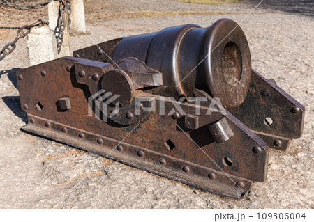 Rusty ancient mortar gun, close-up Rusty ancient mortar gun, close-up 109306004