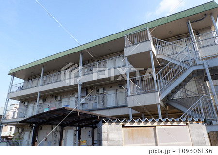 鉄筋コンクリート造りのアパート 109306136
