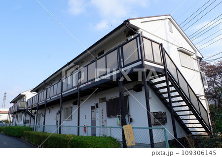 モルタル造りのアパート 109306145