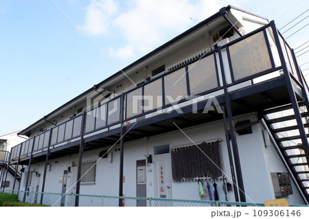 モルタル造りのアパート 109306146