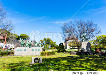 青空を背景に熊本城稲荷神社周辺の高橋公園（横井小楠と維新群像、谷干城像）(熊本市) 109306502