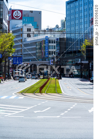 熊本城稲荷神社周辺から観える電車通りと街並み繁華街風景(熊本市) 熊本城稲荷神社周辺から観える電車通りと街並み繁華街風景(熊本市) 109306820