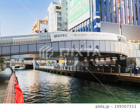 大阪ミナミ　戎橋 109307311