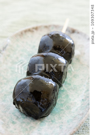 美味しい黒ごまだんご 美味しい黒ごまだんご 109307348