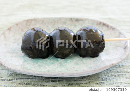美味しい黒胡麻だんご 109307350