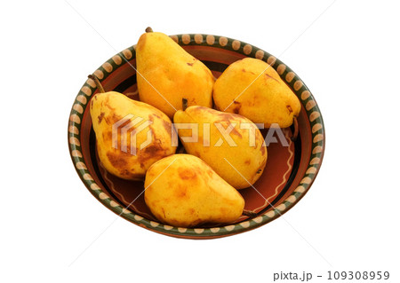 Pears in a clay beige plate. Farm pears in rustic bowl. Isolate on a white background. Harvest. 109308959