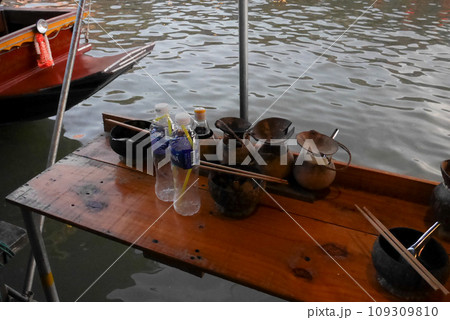 タイ・バンコクの川沿いにある屋台 タイ・バンコクの川沿いにある屋台 109309810