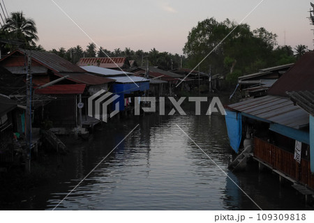 タイ・アンパワー水上マーケットの夕方 109309818