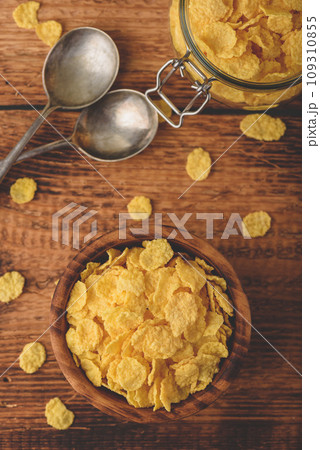 Corn flakes in a bowl for breakfast 109310855