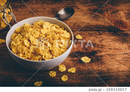Corn flakes in a bowl 109310857