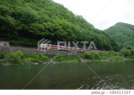 特急サンライズ出雲 伯備線 方谷付近川沿いを行く 109311337