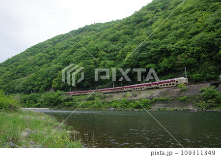 特急サンライズ出雲 伯備線 方谷付近川沿いを行く 109311349
