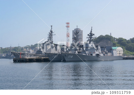 停泊する海上自衛隊護衛艦隊 停泊する海上自衛隊護衛艦隊 109311759