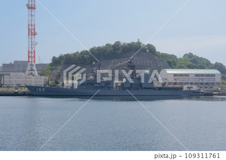 停泊する海上自衛隊護衛艦ゆうぎり 109311761
