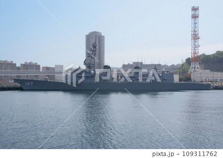停泊する海上自衛隊護衛艦いかづち 109311762