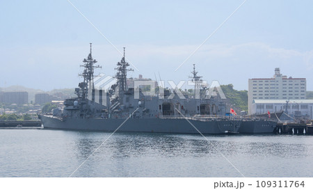 停泊する海上自衛隊護衛艦たかなみ&おおなみ 109311764