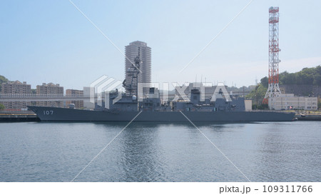 停泊する海上自衛隊護衛艦いかづち 109311766