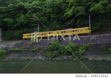 普通列車113系 伯備線 方谷付近川沿いを行く 普通列車113系 伯備線 方谷付近川沿いを行く 109311922