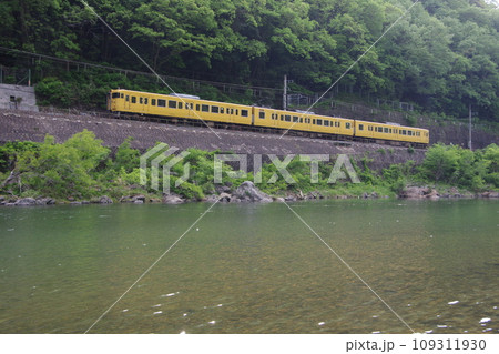 普通列車113系 伯備線 方谷付近高梁川沿いを行く 普通列車113系 伯備線 方谷付近高梁川沿いを行く 109311930