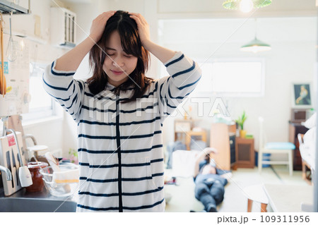 夫に頭を抱える妻 109311956