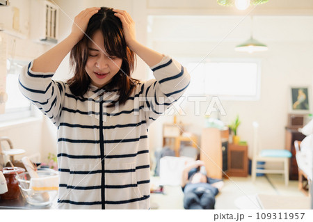 夫に頭を抱える妻 夫に頭を抱える妻 109311957