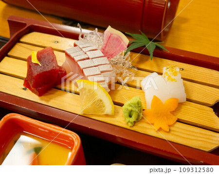 懐石料理の刺身 109312580