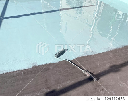 既存シート防水にウレタン1層目を塗布 109312678