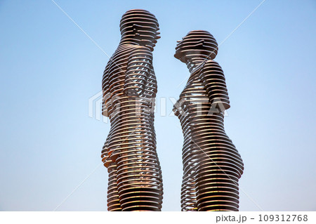 sculpture of Ali and Nino on the waterfront in Batumi, Georgia 109312768