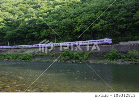 特急やくも号381系（スーパーやくも色） 伯備線 高梁川沿いを行く 109312915