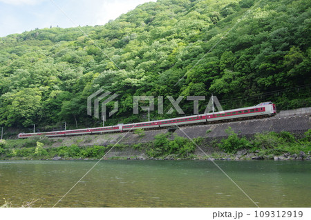 特急やくも号381系 伯備線 高梁川沿いを行く 特急やくも号381系 伯備線 高梁川沿いを行く 109312919