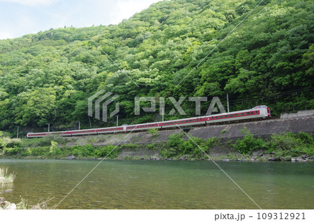 特急やくも号381系 伯備線 高梁川沿いを行く 特急やくも号381系 伯備線 高梁川沿いを行く 109312921