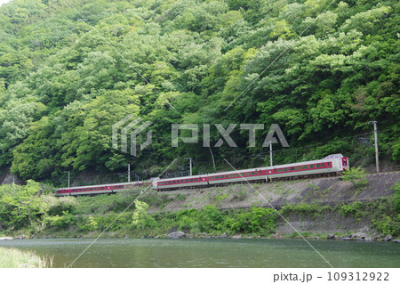特急やくも号381系 伯備線 高梁川沿いを行く 特急やくも号381系 伯備線 高梁川沿いを行く 109312922