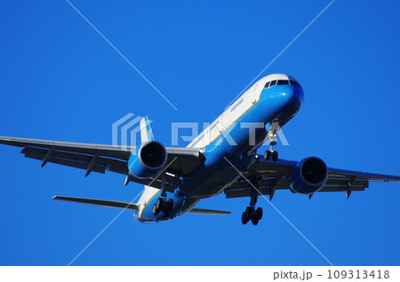 横田基地に着陸するC-32要人輸送機 109313418