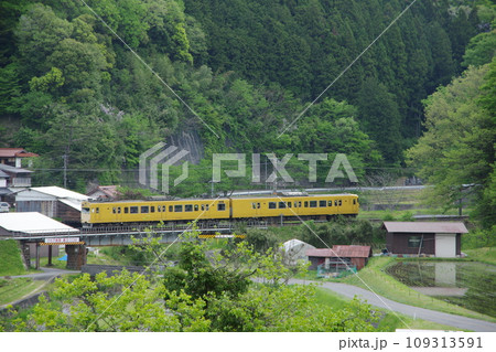 普通列車113系 伯備線 上石見付近 小さな鉄橋 109313591