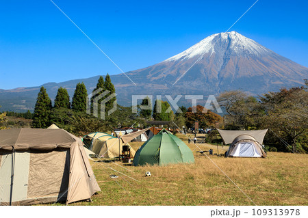 秋のキャンプ場のイメージ　富士山と田貫湖キャンプ場の紅葉 109313978